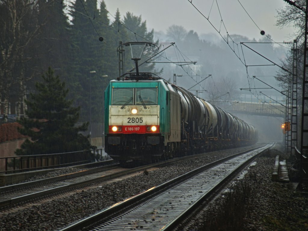 Bei starken Regen zieht Cobra 186 197 (2805) am 18.01.2011 einen Kesselzug die Rampe der Montzenroute von Aachen West nach Belgien rauf.