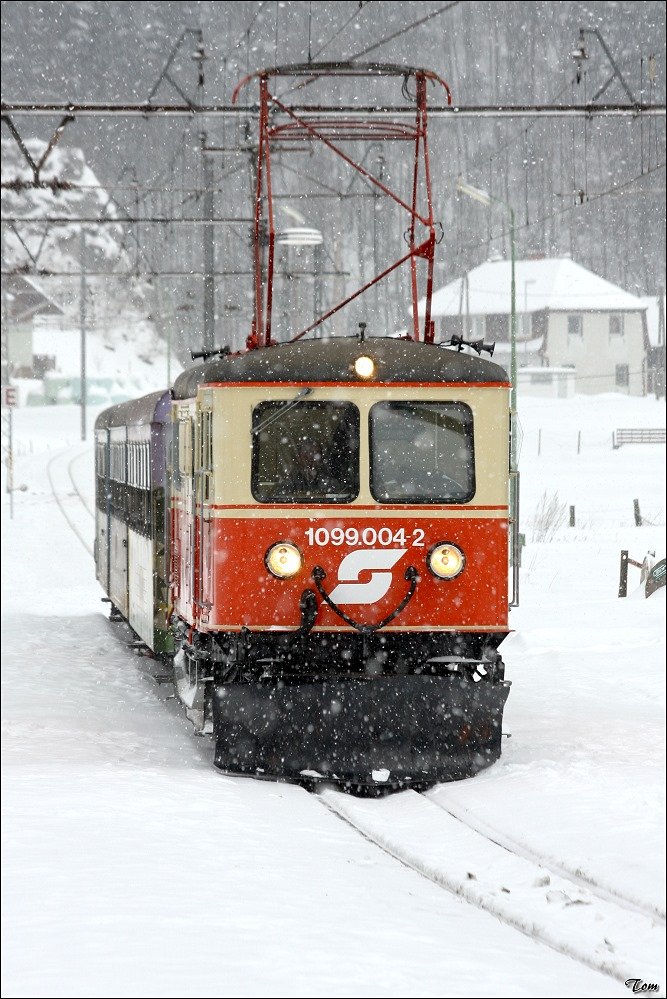 Bei starken Schneefall fhrt 1099 004 mit dem R 6804 in den Bahnhof Laubenbachmhle ein.
31.01.2010