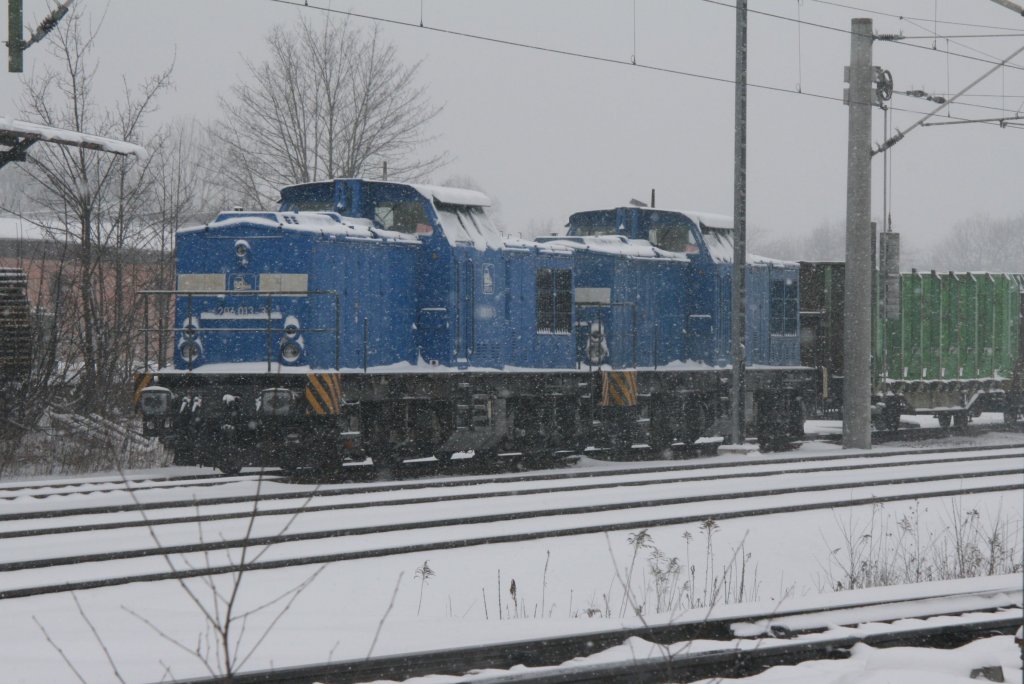 Bei starken Schneetreiben warten 204 013 sowie eine Schwesterlok in Reichenbach(Vogtl.)auf ihren nchsten Einsatz.06.03.10.
