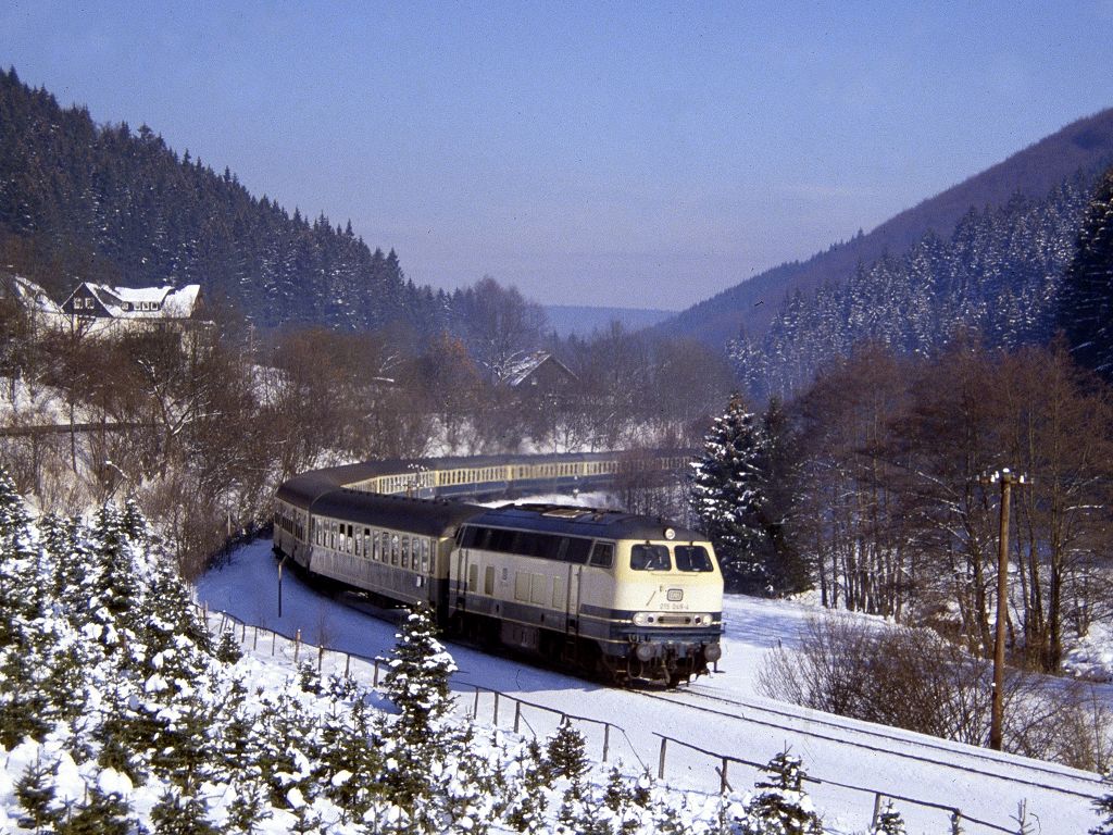 Bei Steinhelle ist dieser Schlersonderzug mit 215 042 am 22.02.1991 auf dem Weg nach Winterberg aufgenommen worden.