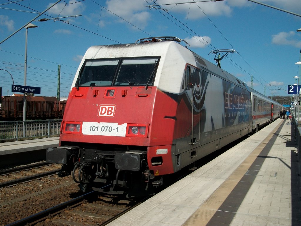 Bei strahlen blauen Himmel gab es am 19.April 2010 einen Vorgeschmack auf den bevor stehenden Sommer als die 101 070 mit dem IC 2212 aus Koblenz wieder einmal nach Rgen kam.Nach 2min Aufenthalt in Bergen/Rgen ging es dann auf die letzten Kilometer bis zum Zielbahnhof Binz.