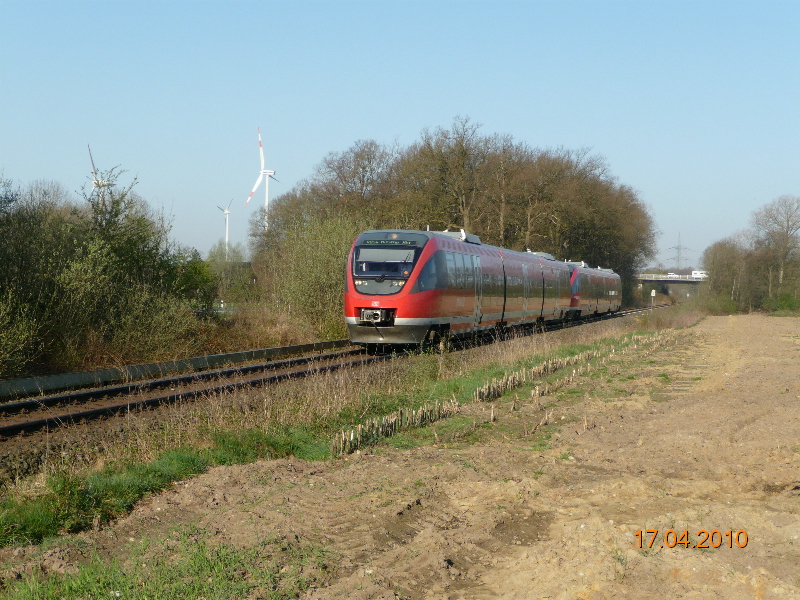 Bei Strahlend Blauer Himmel fhrt 29009 hier in Ochtrup gerade durch. Hinter den Bumen verluft parallel von Gronau bis Ochtrup die L510. 