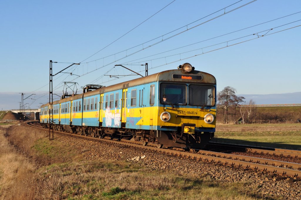 Bei strahlendem Sonnenschein lie sich ein Regionalzug der PKP in Gogolin blicken. (26.12.2009)

