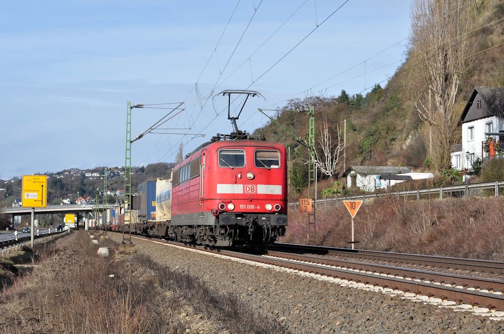 Bei strahlendem Sonnenschein lie sich 151 006 bei Dattenberg blicken.