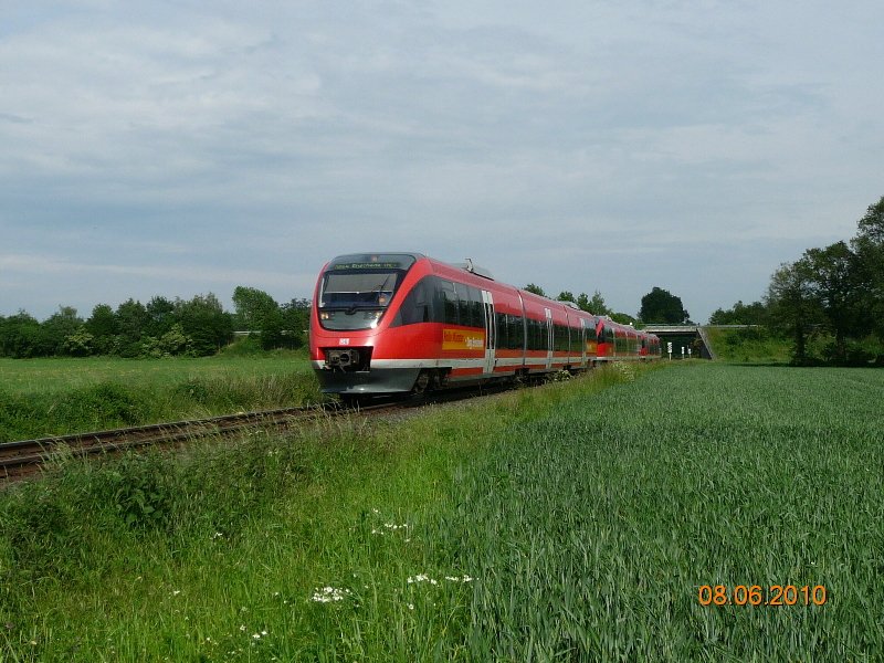 Bei strahlenden Sonnenschein fhrt der 29028 aus Ochtrup raus in Richtung Enschede. Der Hinterste Triebwagen wird in Gronau abgehngt.
