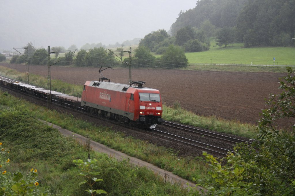 Bei strmendem Regen fuhr die 152 105-3 durchs Maintal Richtung Wrzburg. Aufnahme am 18.08.10
