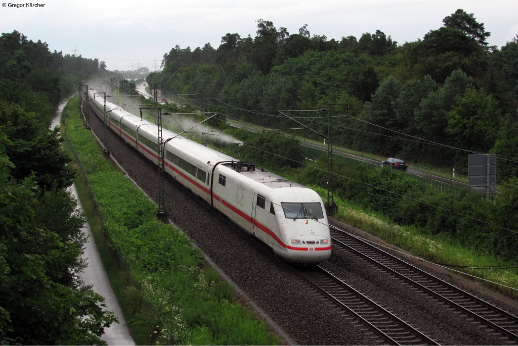 Bei strmendem Regen braust 401 080-7  Castrop-Rauxel  als ICE 599 mit 250 km/h ber die SFS nach Stuttgart. Man beachte die Wasserfahne am Stromabnehmer. Aufgenommen am 20.07.2012 beim Abzweig Saalbach bei Wiesental.