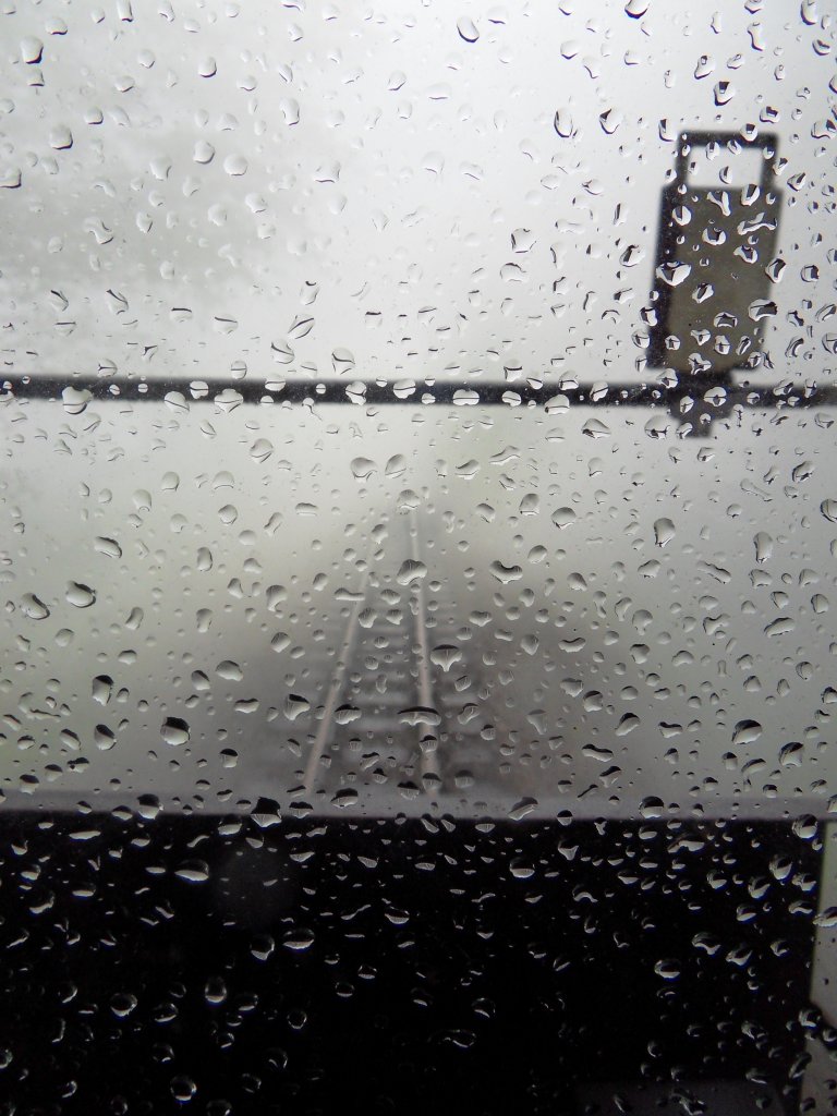 Bei strmendem Regen und Nebel fast 0 Sicht aus dem letzten Wagen der Fichtelbergbahn nach Oberwiesenthal am 03.06.2013.