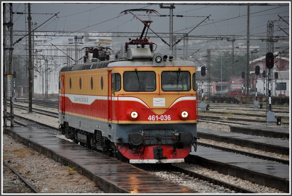 Bei strmendem Regen setzt 461-036 in Bar an den Regio nach Podgorica. (24.07.2012)