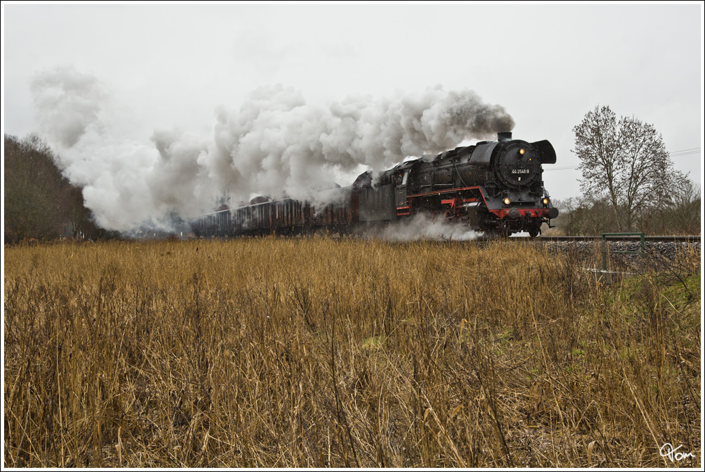 Bei strmendem Regen, zieht 44 2546 den Gterzug DGz 301 von Bad Salzungen nach Walldorf, hier zu sehen nahe Immelborn.
12.04.2013