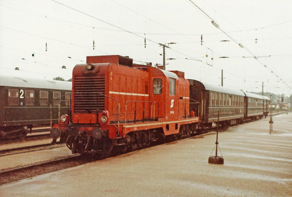 Bei strmenden Regen ist 2045.14 mit Reg. aus St.Plten im Juni 1986 in Krems/D. angekommen.