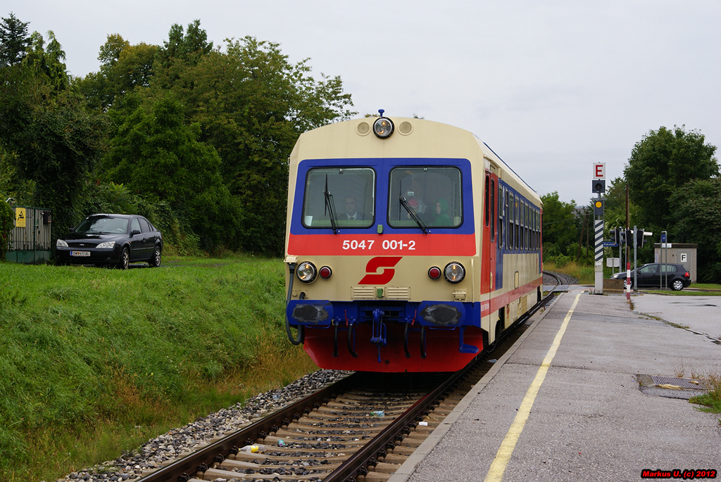 Bei strmenden Regen erreicht 5047 001 am 01.09.2012 als Sonderzug 17185 aus Korneuburg, nach mehr als 3 Stunden Fahrt, den Zugendbahnhof Pinkafeld.