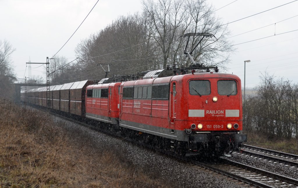 Bei strmenden Regen fuhr 151 059 mit einer Schwesterlok und Erzzug am 11.04.13 durch Ahlten Richtung Lehrte.