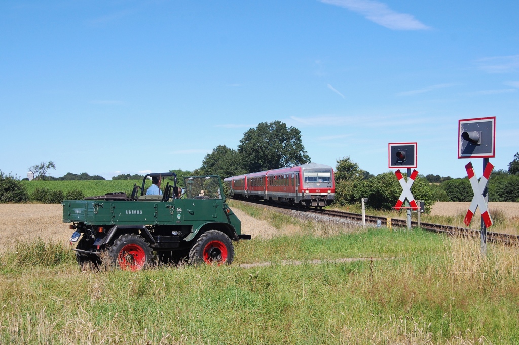 Bei Timmendorfer Strand berqueren die beiden 628er in Krze einen kleinen Feldweg-B. Der Unimog kam zufllig gerade an den bergang gefahren und ist nicht gestellt! 