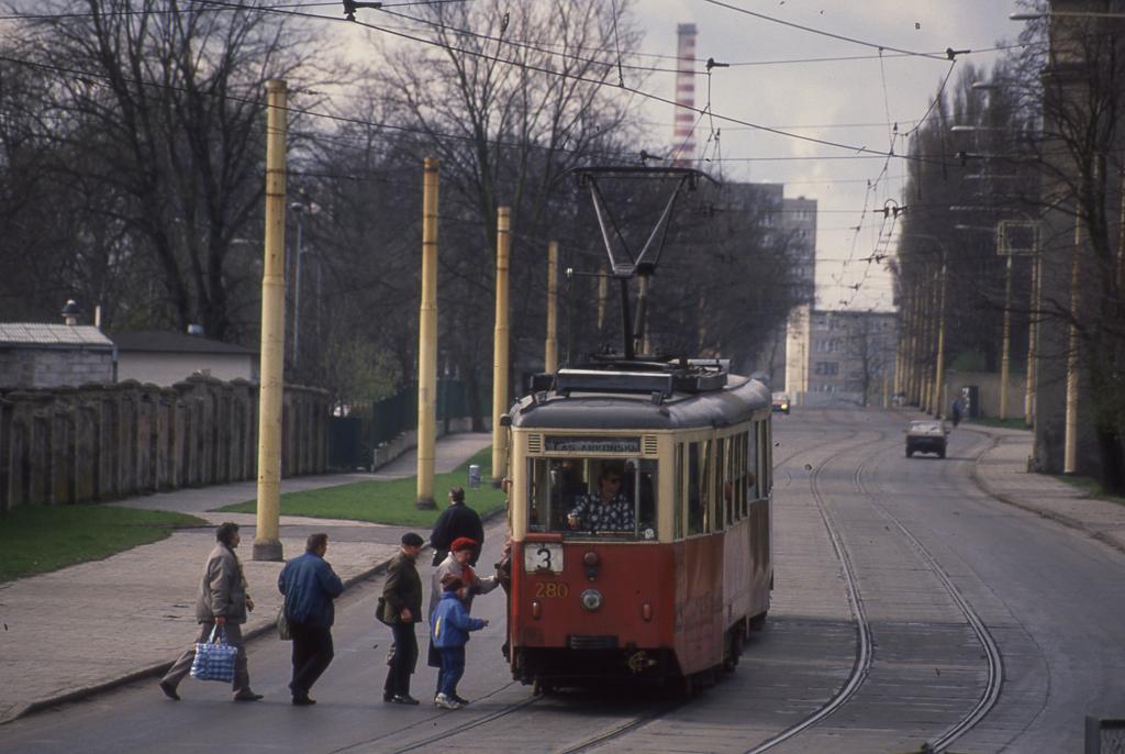 Bei dieser Tram Nr. 280 auf der Linie 3 in Stettin drfte es sich um einen
ehemaligen KSW Wagen handeln. Das Fahrzeug war am 17.4.1992 noch im aktiven
Stadtverkehr zu beobachten.