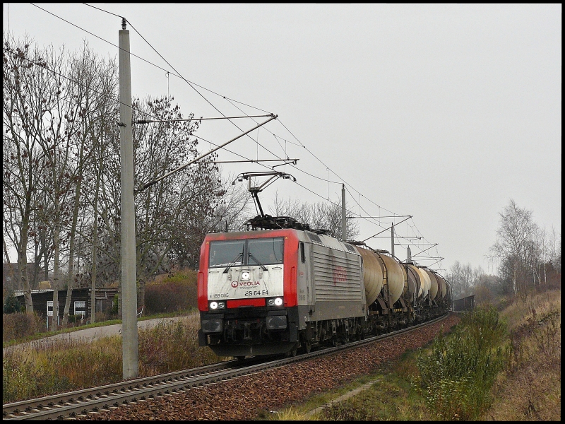 Bei tr�bem Herbstwetter ist VEOLIA 189 095 am 30.11.2008 mit einem Knickkesselumleiter nach Hamburg zwischen Hbf Stralsund und Hp Gr�nhufe unterwegs.