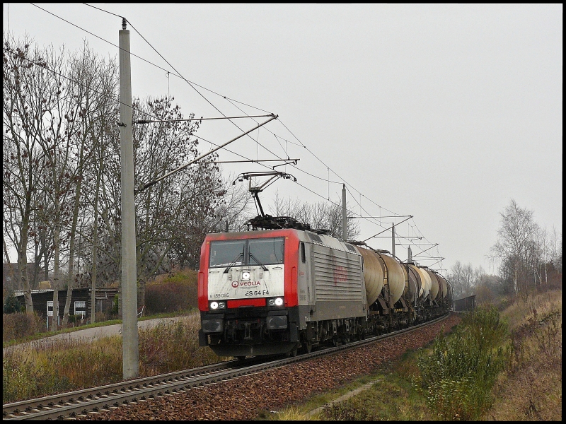 Bei trbem Herbstwetter ist VEOLIA 189 095 am 30.11.2008 mit einem Knickkesselumleiter nach Hamburg zwischen Hbf Stralsund und Hp Grnhufe unterwegs.