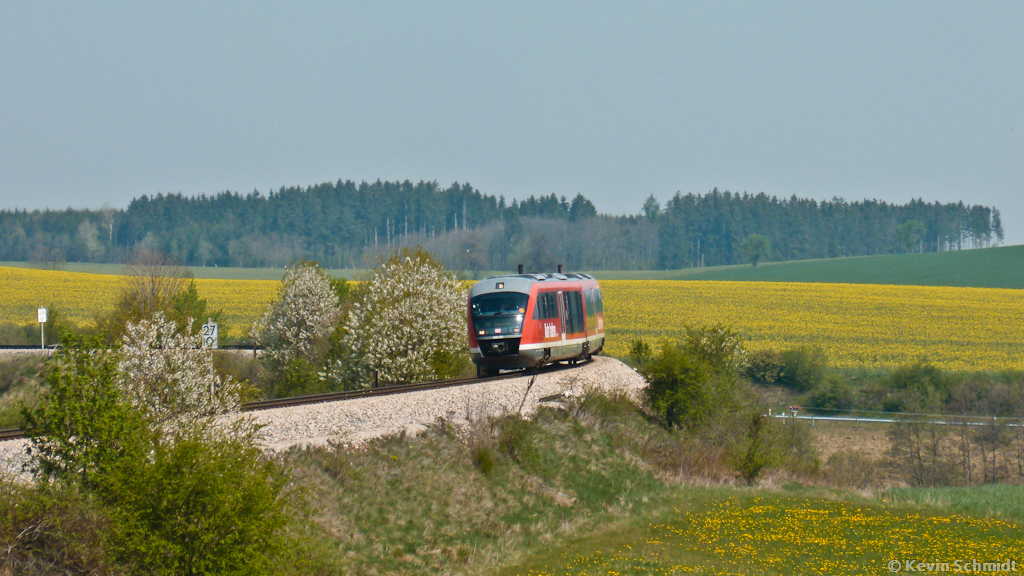 Bei Unterlemnitz ist dieser Desiro auf der Sormitztalbahn als RB Saalfeld - Blankenstein unterwegs. (01.05.2012)