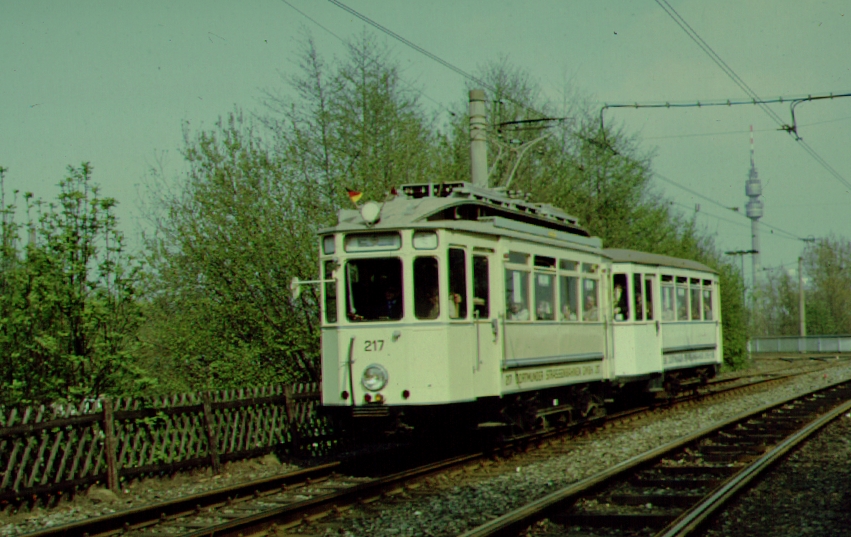 Bei einer Veranstaltung der DGEG am 25. April 1982 zeigten die Stadtwerke Dortmund ihre historischen Fahrzeuge. Triebwagen 217 mit passendem Beiwagen in der N�he der Westfalenhalle.