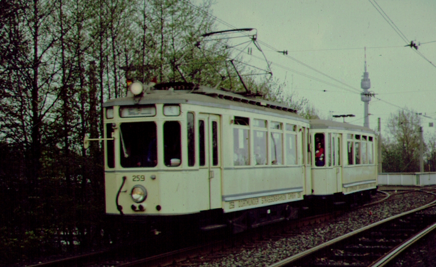 Bei einer Veranstaltung der DGEG am 25. April 1982 zeigten die Stadtwerke Dortmund ihre historischen Fahrzeuge. Triebwagen 259 mit passendem Beiwagen in der Nhe der Westfalenhalle.