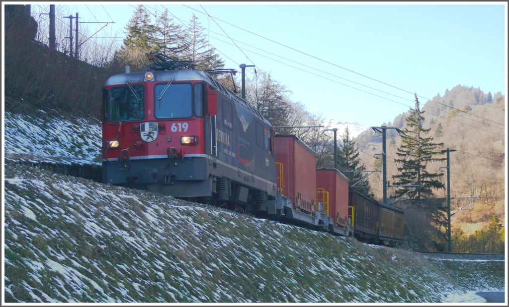 Bei der Verzweigung in Reichenau-Tamins kommt ein Gterzug aus Ilanz zum Stehhen. Zuglok ist Ge 4/4 II 619  Samedan . (08.02.2011)