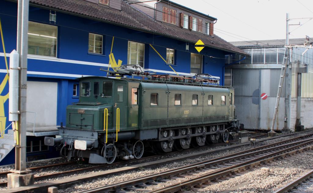 Bei der Vorbeifahrt aus dem Zug heraus lichtete ich am 18.5.2009
in Schwyz diesen Oldtimer ab.
Es handelt sich um die Ae 4/7 Nr. 10997, die abseits des Bahnhofs
in einer  Ecke  stand.