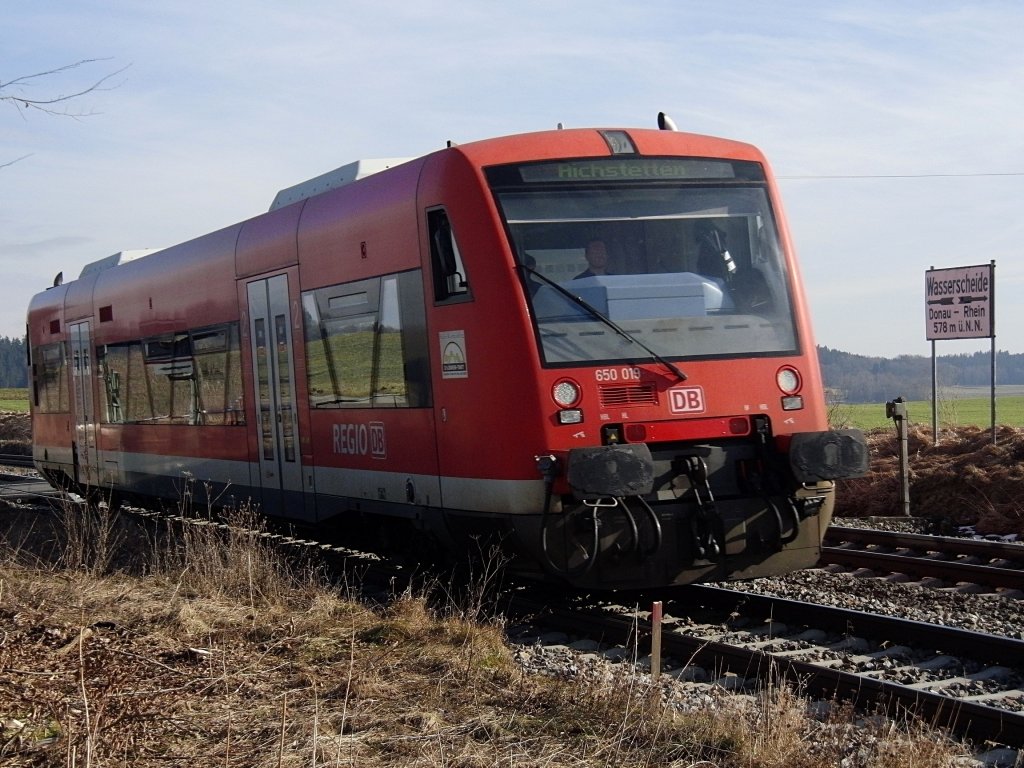 Bei Wattenweiler informiert ein Schild (die Bahnreisenden?) ber die hier verlaufende Wasserscheide zwischen Donau und Rhein. Regioshuttle 650 019-3 als RB 22841 passiert am 08.02.2011 zwischen Biberach (Ri) und Bad Schussenried die Wasserscheide.