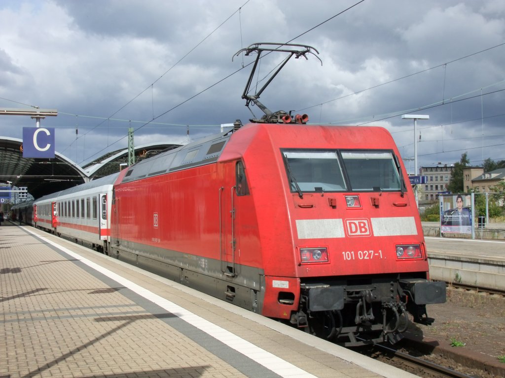 Bei wechselhaftem Wetter wartet die 101 027-1 am 18.9.2010 in Halle/S. Hbf darauf einen IC aus dem Bahnhof zu schieben.