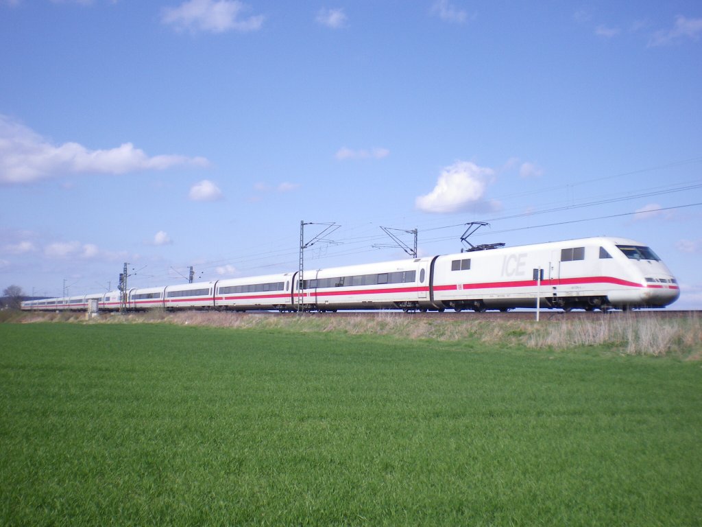 Bei wunderschnem Himmel fhrt ein InterCityExpress am 10.04.2010 zwischen Butzbach und Ostheim. Der Zug wurde wegen Bauarbeiten in Schlchtern umgeleitet.