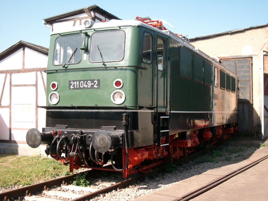 Bei wundersch�nen sonnigen Wetter,stand die 211 049-2 vor den Ringlokschuppen im BW Weimar,am 20.5.2012
