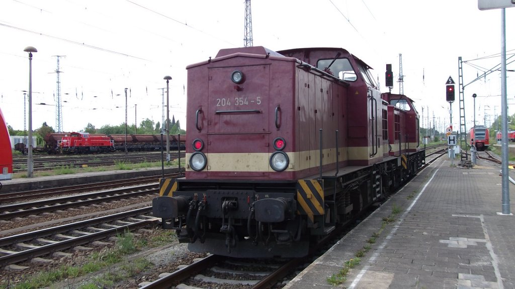 Beide Loks waren zum Tanken im alten BW Stendal und warten auf Ausfahrt um ihre neuen Aufgaben zu erledigen im Bahnhof Stendal gesehen am 14.05.2011