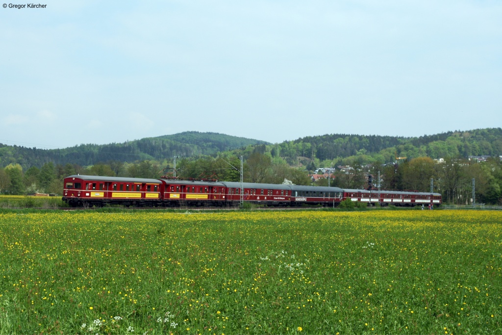 Beide roten Heuler der SVGmbh Stuttgart in einem Zug vereint. 465 005-7 und 425 420-7 als DPE 32812 (Aalen-Waiblingen) kurz vor Urbach. Dieser Zug verkehrte anlsslich des Remstotal 2013. Aufgenommen am 05.05.2013.