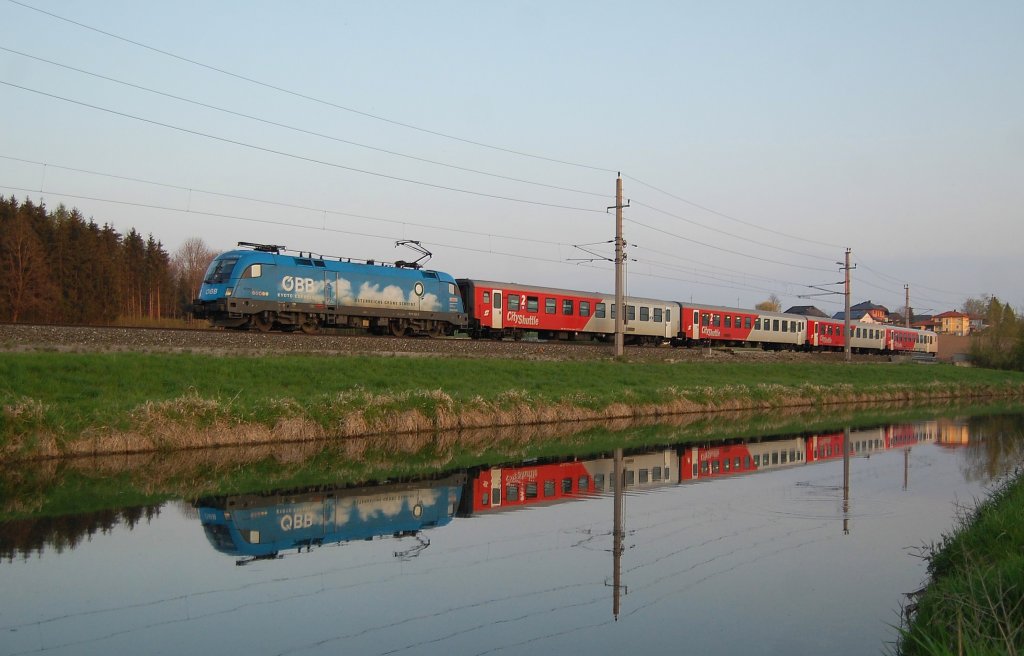 Beim allerletzten Licht ist die
1016 023 mit dem R 3980 aus dem
Bahnhof Wartberg/Kr.ausgefahren.