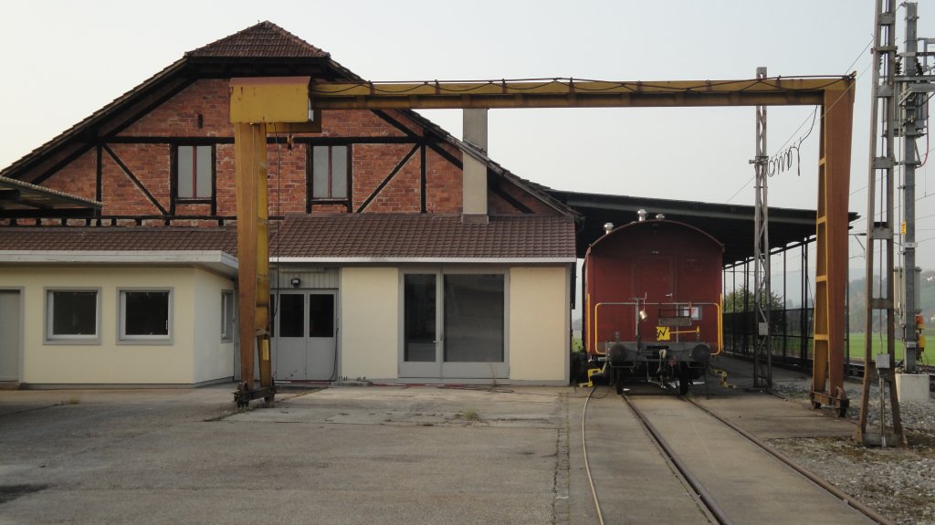 Beim alten G�terschuppen von Brittnau-Wikon steht am 08.10.10 der Xs 40 85 95 32 415-8 abgestellt. Beim alten Kran und beim Schuppen stand vor einigen Monaten immer altes Rollmaterial eines Klubs. Die Gef�hrte sind ins naheliegende Nebikon umgezogen.