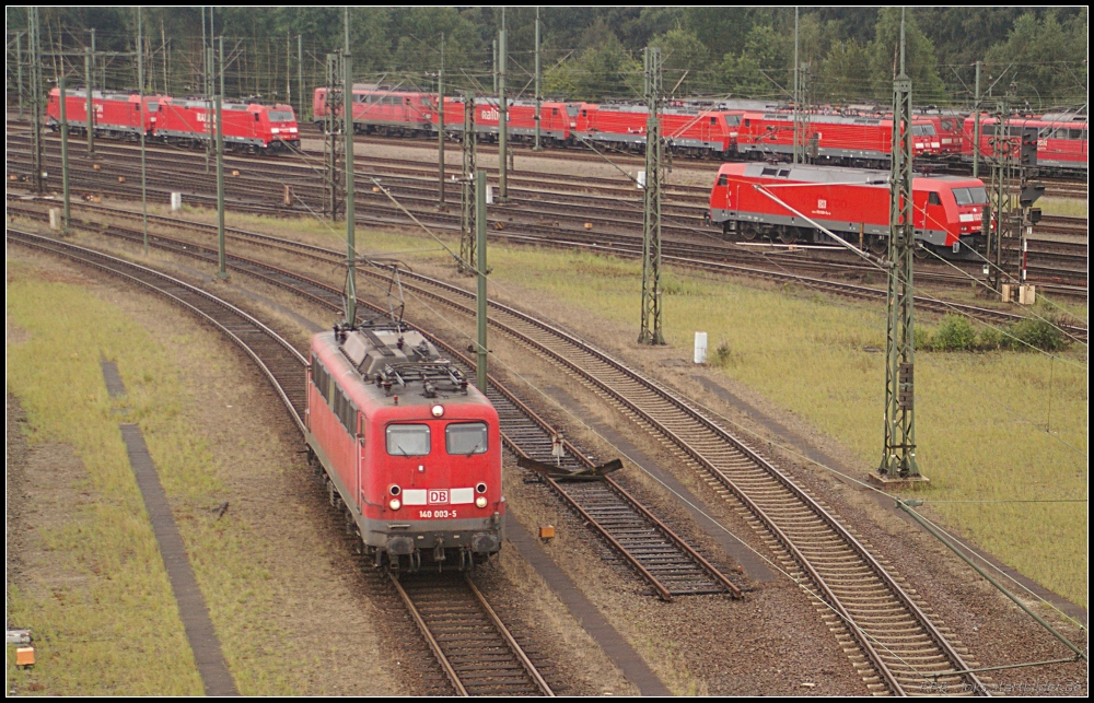 Beim Bahnbilder-Treffen am 27.08.2011 ging es auch nach Maschen. Hier verlsst 140 003-5 die Abstellgruppe.