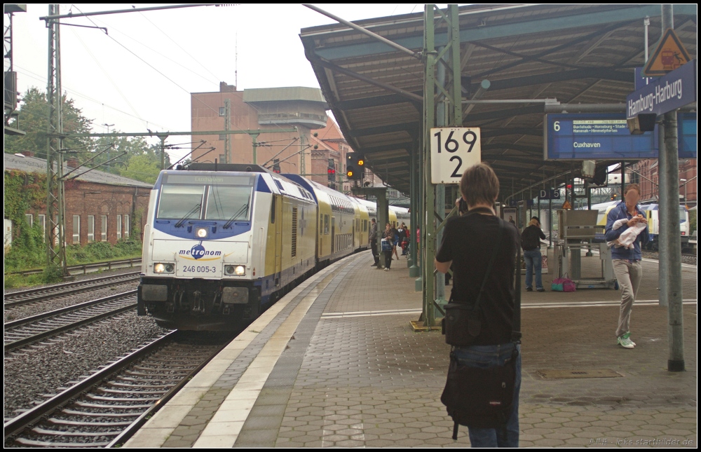 Beim Bahnbilder.de-Treffen wurden auch die metronom-Z�ge digital festgehalten. Hier musste ME 246 005-3 bei der Einfahrt in Hamburg-Harburg als Motiv herhalten.
