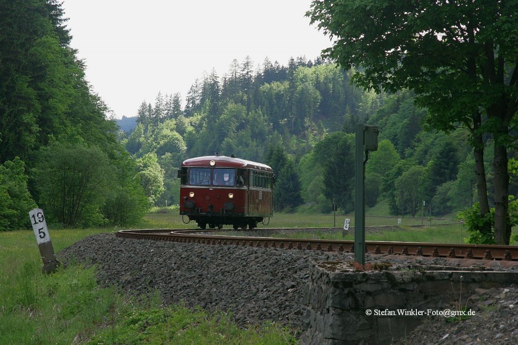 Beim Besuch an der Insel-Museumsbahn Steinwiesen-Nordhalben entstand dieses Bild vom solo fahrenden Hochwaldbahn VT 51 zwischen Mauthaus und Dürrenwaid. Das Fahrzeug ist derzeit leihweise hier, weil der angestammte VT/VB in der HU ist und nicht nach Termin fertig wurde....  Foto vom 28.Mai 2012