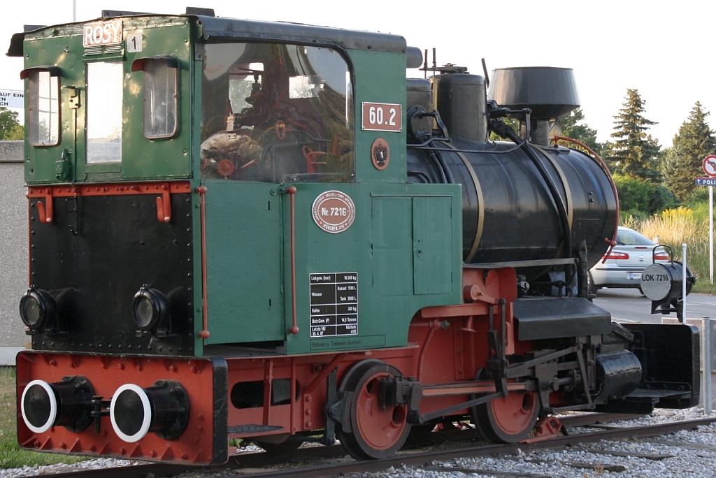 Beim Bf. Bad Erlach ist die ehemalige AM 60.2 (Bn2t, Krauss-Mnchen, Bauj. 1911, Fabr. 6449) aufgestellt. Allerdings trgt sie das Fabriksschild der AM 60.6 (Bn2t, Krauss-Mnchen, Bauj. 1916, Fabr. 7216). Bild vom 03.August 2013.