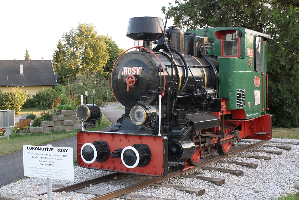 Beim Bf. Bad Erlach ist die ehemalige �AM 60.2 (Bn2t, Krauss-M�nchen, Bauj. 1911, Fabr. 6449) aufgestellt. Allerdings tr�gt sie das Fabriksschild der �AM 60.6 (Bn2t, Krauss-M�nchen, Bauj. 1916, Fabr. 7216). Bild vom 03.August 2013.