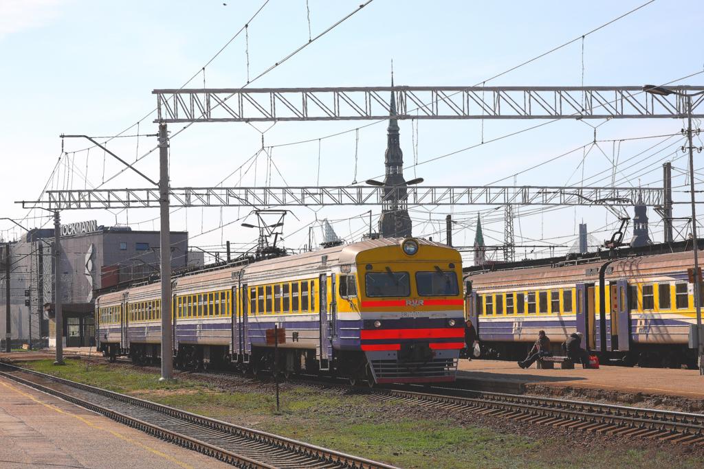 Beim Blick auf die Triebwagen an den Bahnsteigen im Hauptbahnhof Riga
berragen im Hintergrund die Trme der Altstadt die Szenerie.
Am 30.4.2012 fllt hier gerade Elektro Triebwagen ER2T 711301 das Bild.