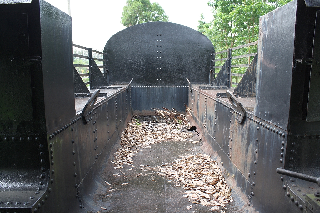 Beim Blick in den Tender erkennt man, daß die 279 (2'C1'-h3, Hanomag, Bauj. 1929, Fab.Nr. 10659) bis zuletzt mit Holz gefeuert wurde. Siam Country Club/Pattaya am 17.März 2011.