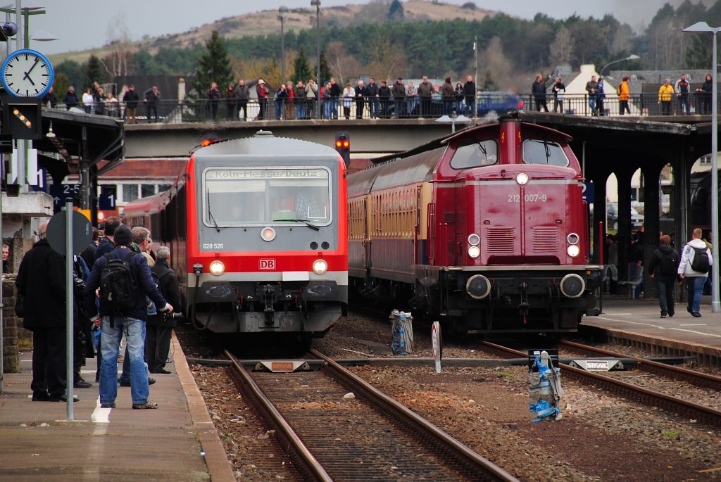 Beim Dampfspektakel um Gerolstein, trafen sich der 628 526 und ein Sonderzug nach Kln mit Zuglok 212 007, in Gerolstein.
Vielleicht erkennen sich ja Fotografen auf dem Bild :D ... 