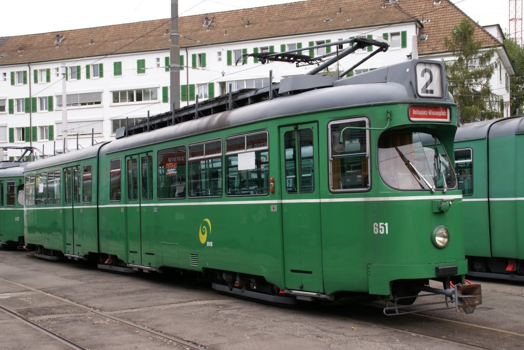 Beim Depot Wiesenplatz wartet Dwag 651 auf seinen nchsten Einsatz auf der Linie 2. Die Aufnahme stammt vom 10.09.2008.
