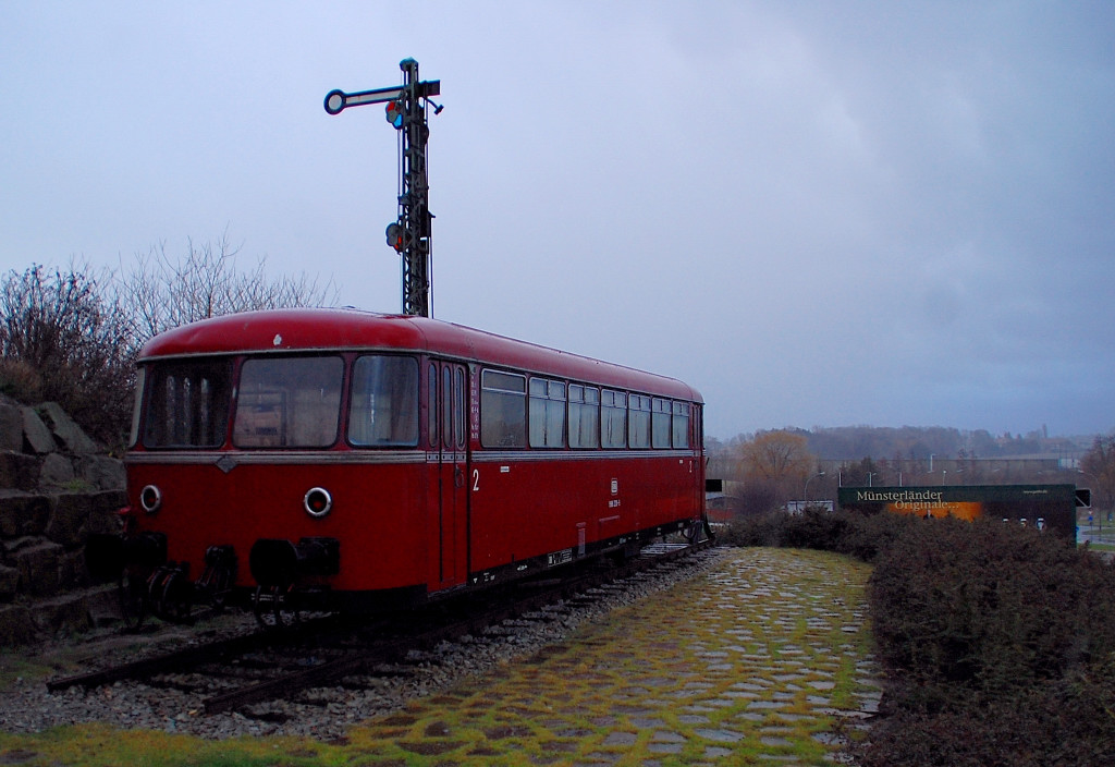 Beim Fototermin sch�ttet es gerade, am Samstagnachmittag. Die Brauerei Potts in Oelde/Westfalen hat hinter ihrem Betriebgeb�ude einen VT 98 nebst Schienen und einem Doppelfl�gelsignal am Parkplatz auf gestellt. 7.1.2012
