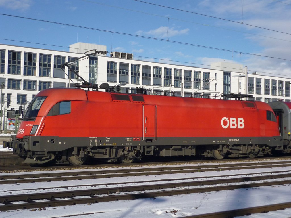 Beim Halt des EC 113 in Mnchen Ost zeigte sich 1116 179-1 im Sonnenlicht. 