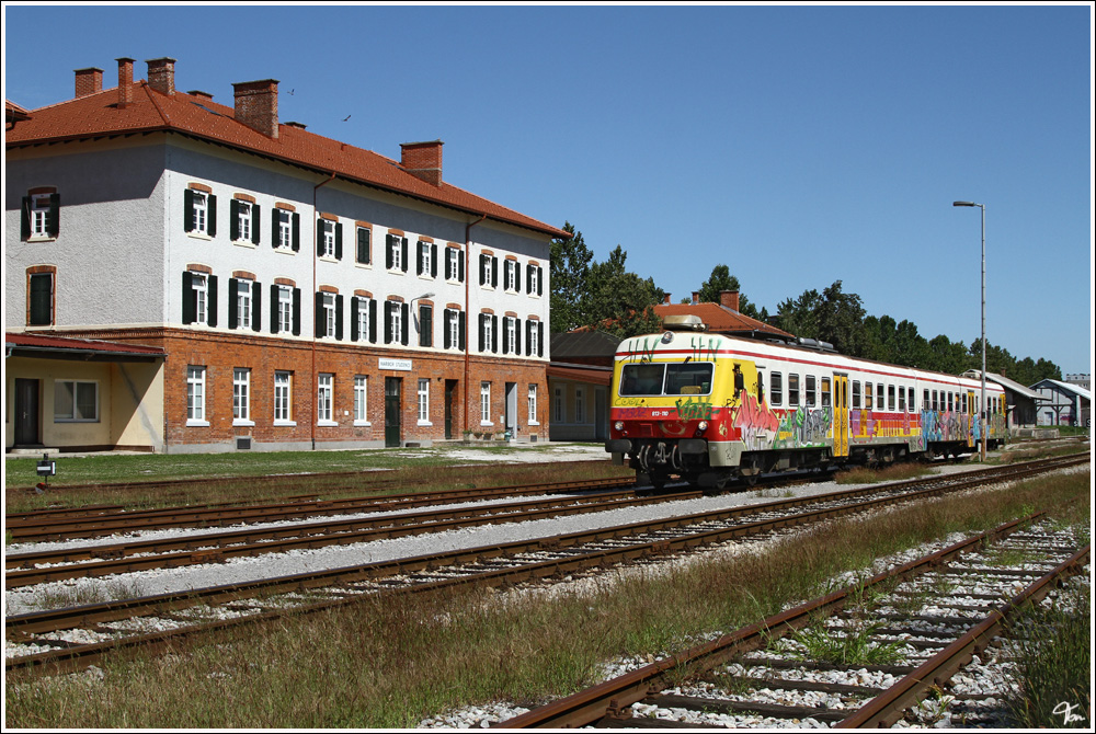 Beim Halt in Marburg Studenci(Krntnerbahnhof) konnte ich den SZ Triebwagen 813 110 ablichten, welcher als R 4090 von Maribor nach Prevalje unterwegs war. 11.8.2011