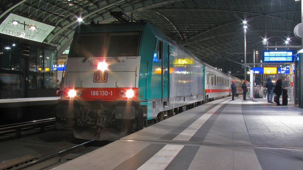 Beim letzten Bild wurde es dann etwas eng auf dem Bahnsteig, aber der Betrieb vom Wawel (EC 248) via Frankfurt(Oder) sollte auch einmal festgehalten werden. Zwischen Berlin und Rzepin drfen diesen Zug neuerdings 186er von DB Fernverkehr ziehen. Am 12.11.2011 war dafr 186 130-1 eingeteilt. Dieser Einsatz endet am 3.12.2011.