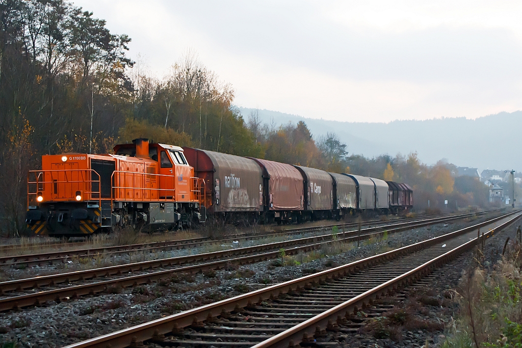 Beim letzten Licht: Die Lok 46 (eine MaK G 1700 BB) der Kreisbahn Siegen-Wittgenstein (KSW) hat  am 07.11.2011 vor dem Stellwerk Herdorf Ost (Ho) Hp 0, sie kommt mit einem Gterzuges von Betzdorf.