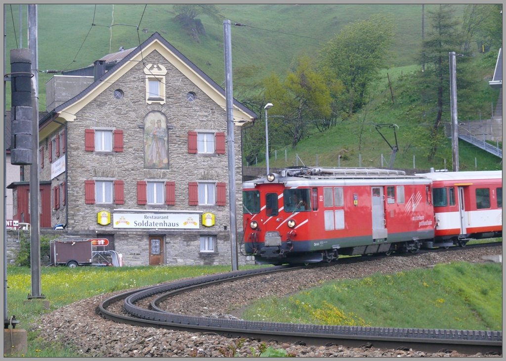 Beim Rest. Soldatenhaus gleich neben der Kaserne erreicht Deh 4/4 22 I den Talboden von Andermatt. (03.06.2010)