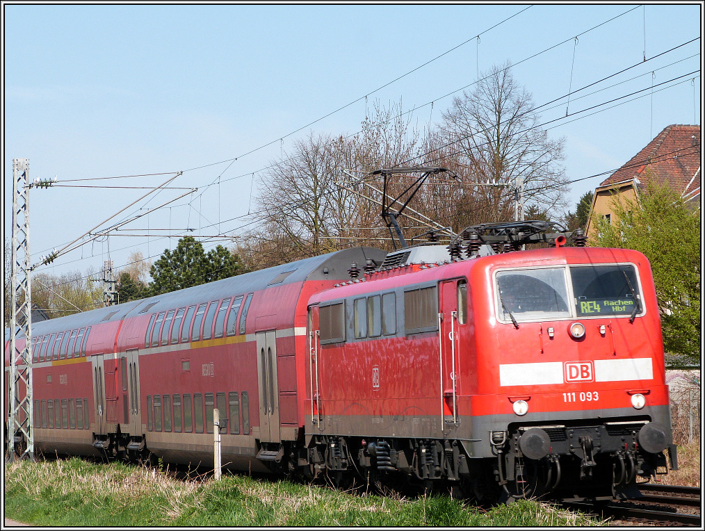 Beim Samstagsspaziergang vor die Linse gefahren. Die 111 093 mit dem RE4 am Haken,
unterwegs nach Aachen. Location: Rimburg (bach Palenberg),April 2013.